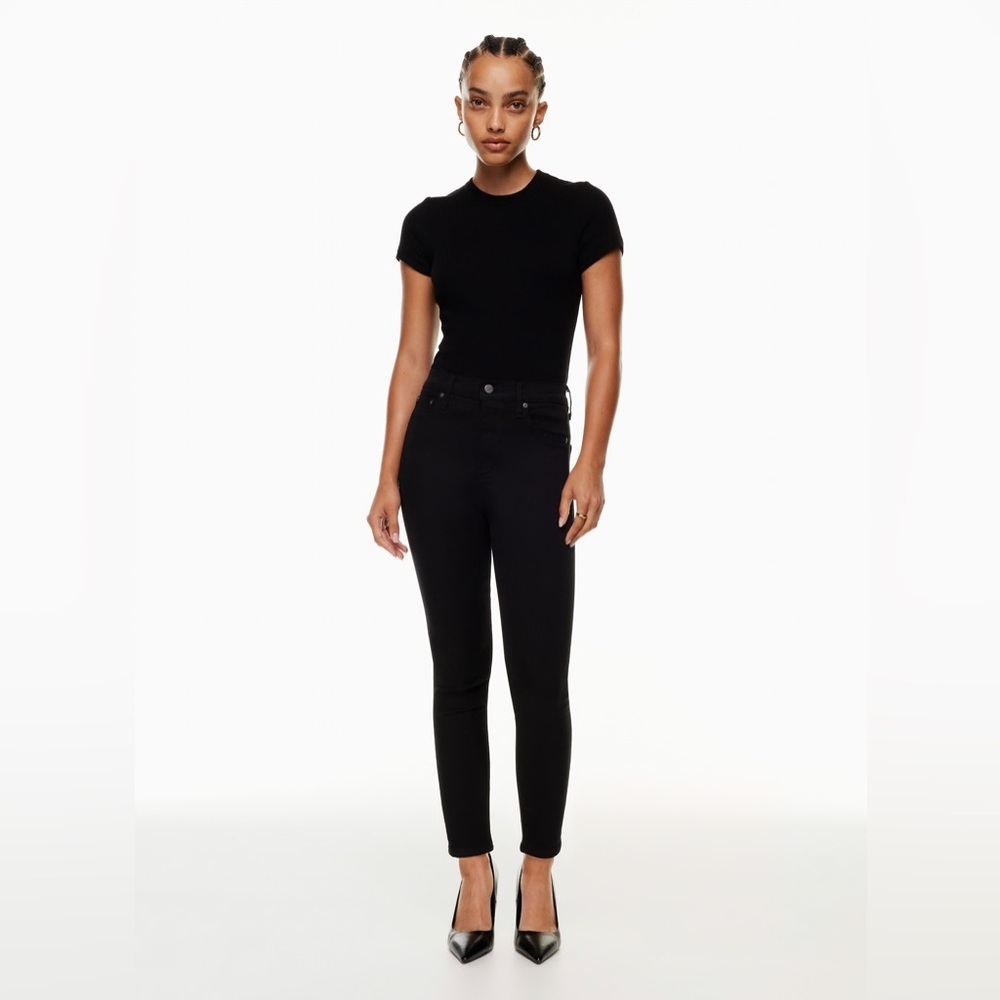 DENIM FORUM (Aritzia) The Lola High Rise Skinny crop Jean in black. Size: 29